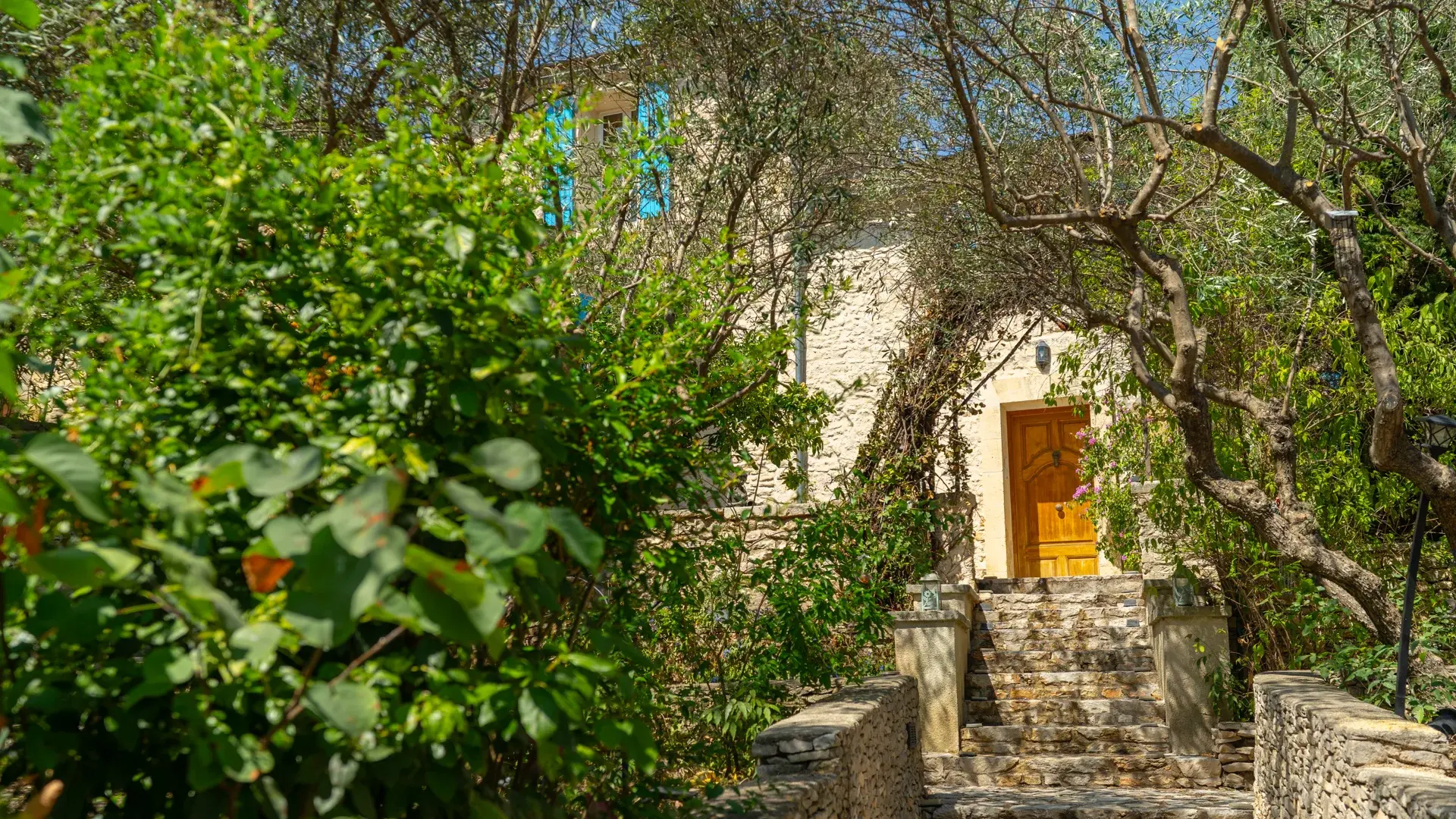 escalier menant à la maison d'hôtes en pierres