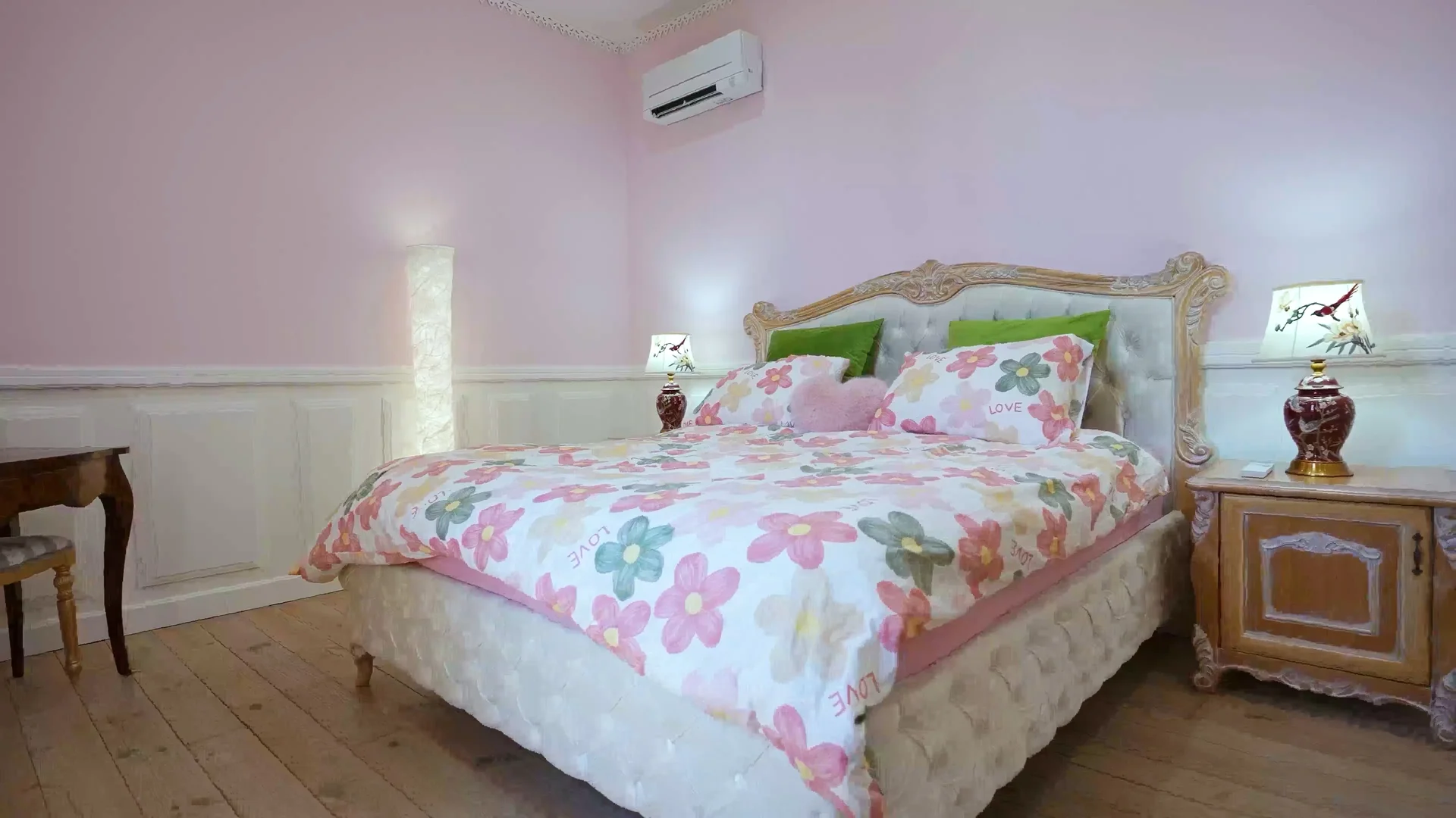 Chambre d'hôtes rose au centre ville de Nîmes